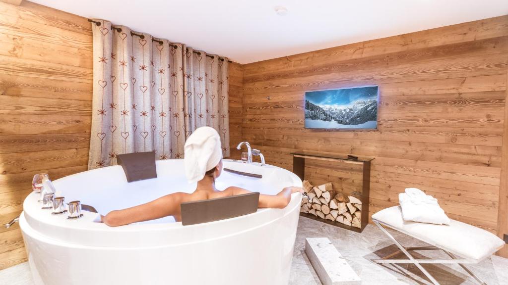 TV a/nebo společenská místnost v ubytování Le Chalet de l'Atelier - Le Nord
