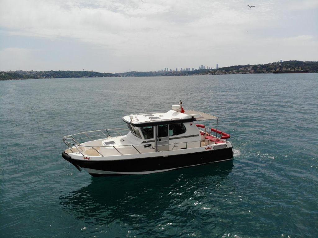 ein Boot mitten im Wasser in der Unterkunft Vip Bosphorus Tour in Istanbul