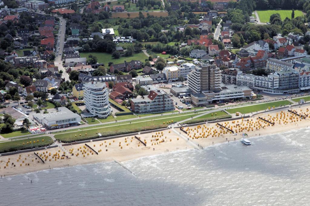 una vista aérea de una playa con un grupo de personas en Hotel Christiansen en Cuxhaven