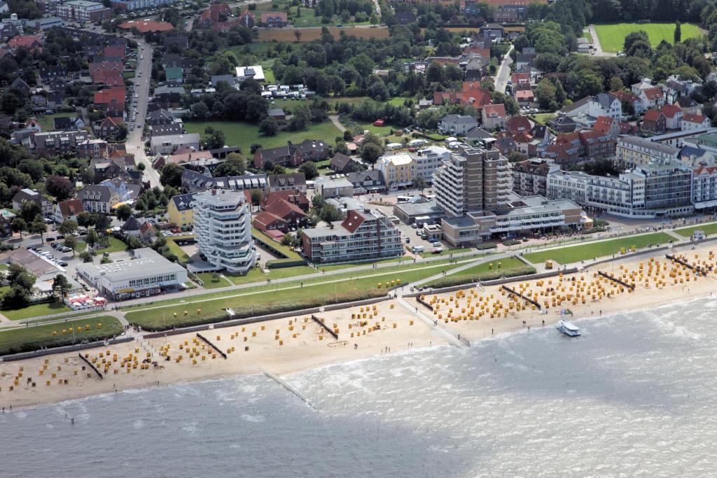 eine Luftansicht auf einen Strand mit einer Gruppe von Personen in der Unterkunft Hotel Christiansen in Cuxhaven