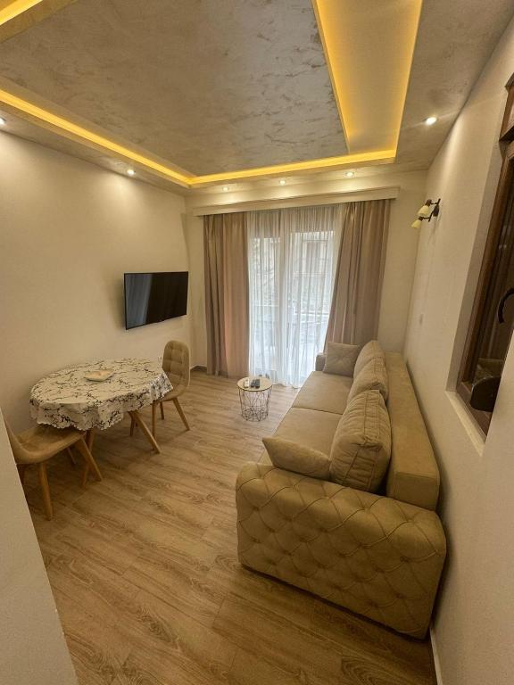 TV a/nebo společenská místnost v ubytování Alex Apartments ,50m from the sea,FREE PRIVATE PARKING