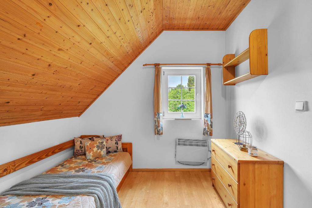 Łóżko lub łóżka w pokoju w obiekcie Modern chalet Na Zlatníku