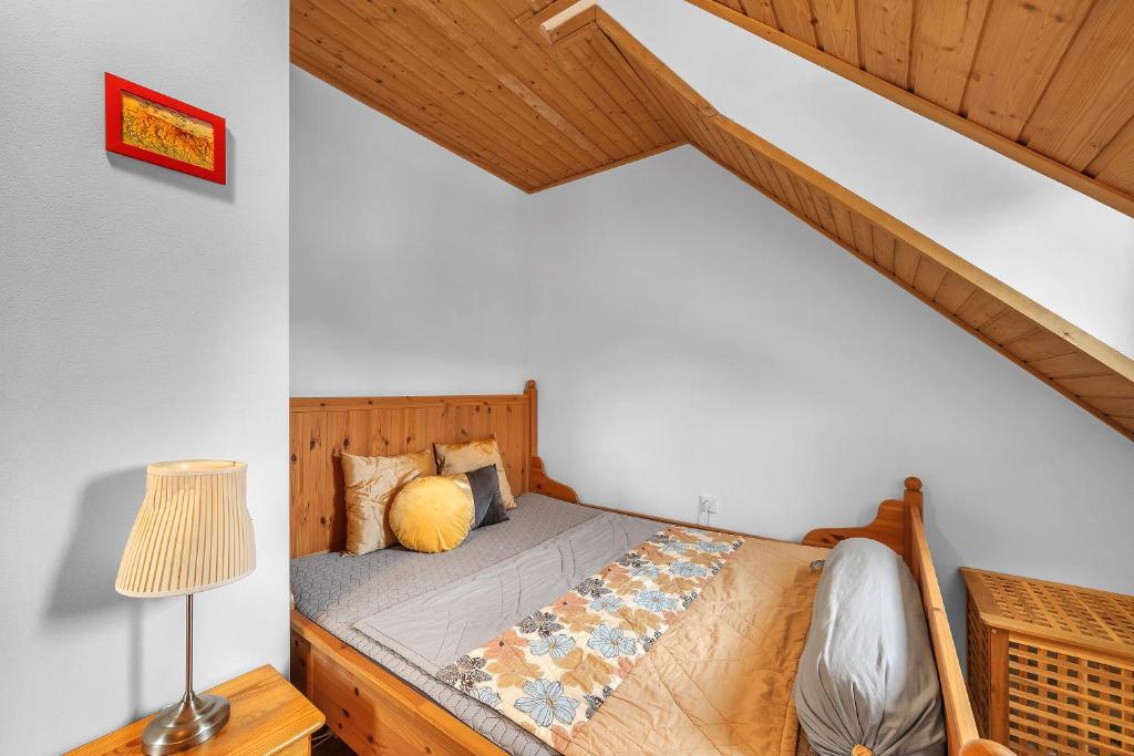 łóżko z drewnianym zagłówkiem w pokoju w obiekcie Modern chalet Na Zlatníku w mieście Zlatá Olešnice
