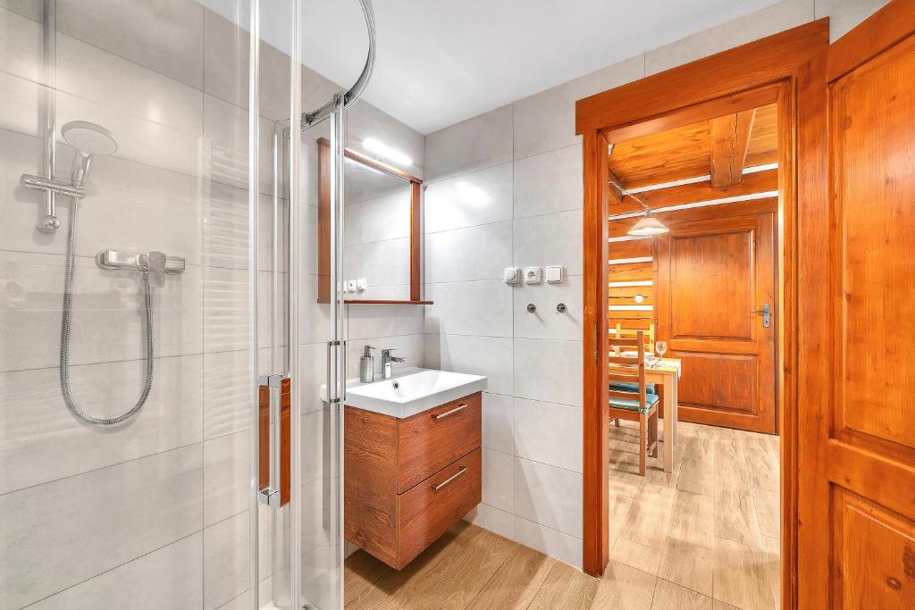 łazienka z umywalką i prysznicem w obiekcie Modern chalet Na Zlatníku w mieście Zlatá Olešnice