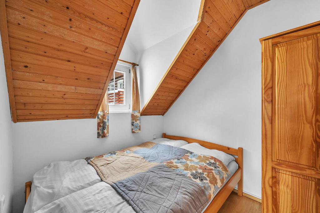 Łóżko lub łóżka w pokoju w obiekcie Modern chalet Na Zlatníku