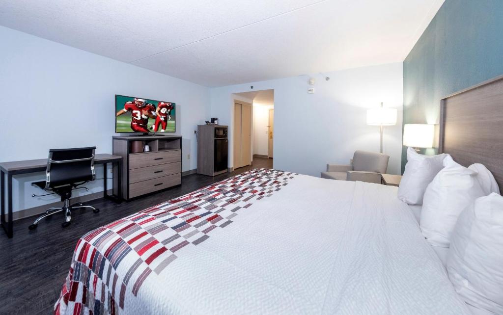 TV a/nebo společenská místnost v ubytování Red Roof Inn & Suites Wilmington – New Castle