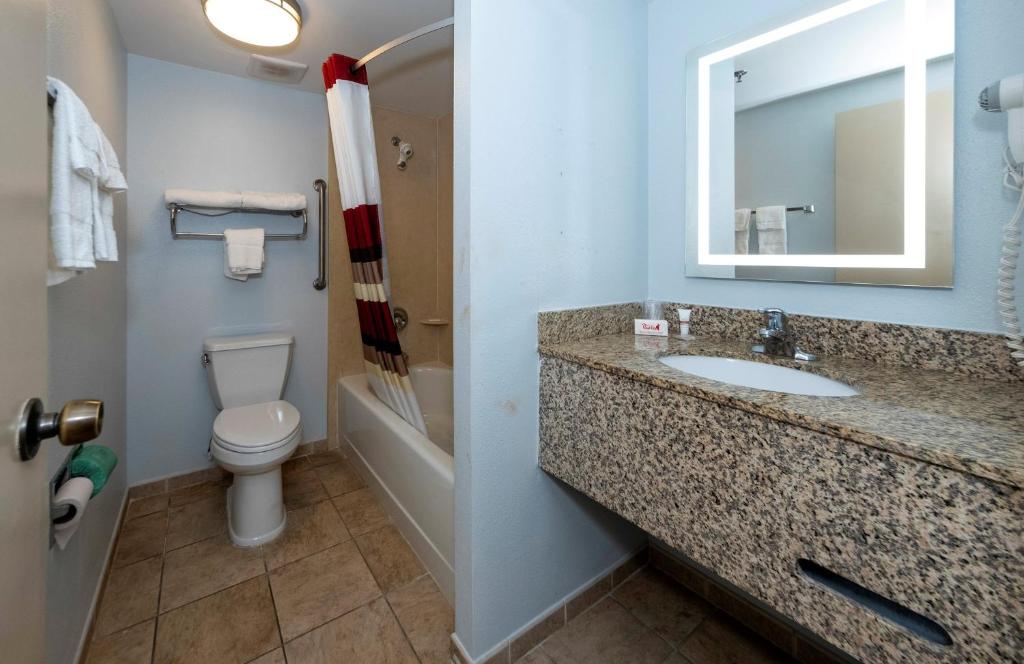 Koupelna v ubytování Red Roof Inn & Suites Wilmington – New Castle