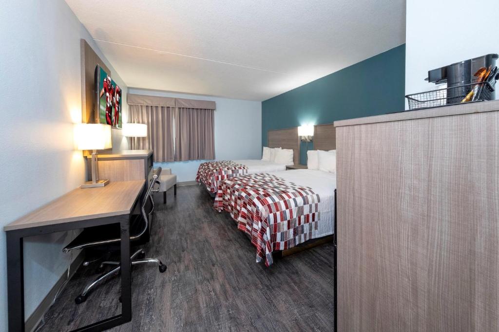 Postel nebo postele na pokoji v ubytování Red Roof Inn & Suites Wilmington – New Castle