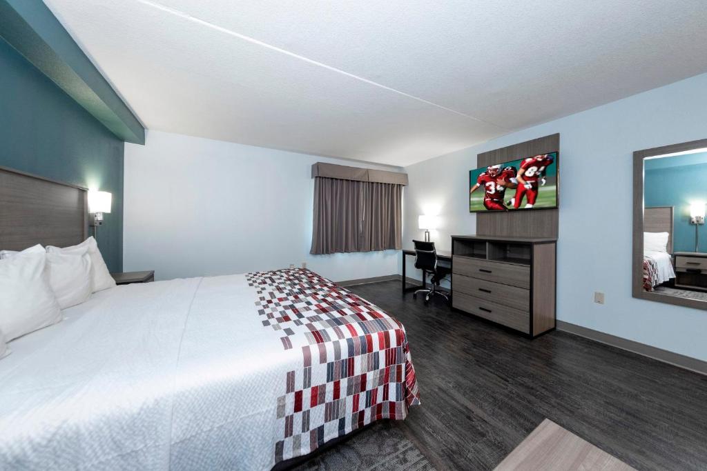 Postel nebo postele na pokoji v ubytování Red Roof Inn & Suites Wilmington – New Castle