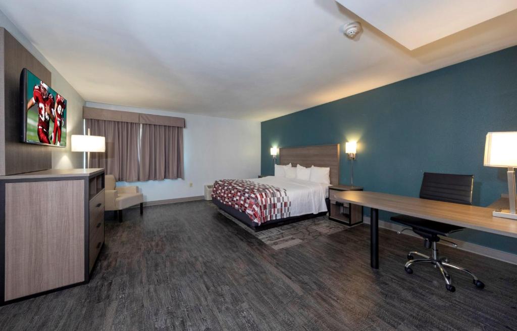 Postel nebo postele na pokoji v ubytování Red Roof Inn & Suites Wilmington – New Castle