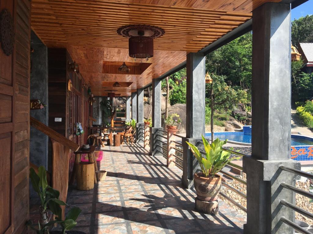 Bazén v ubytování Sea Rock Resort nebo v jeho okolí