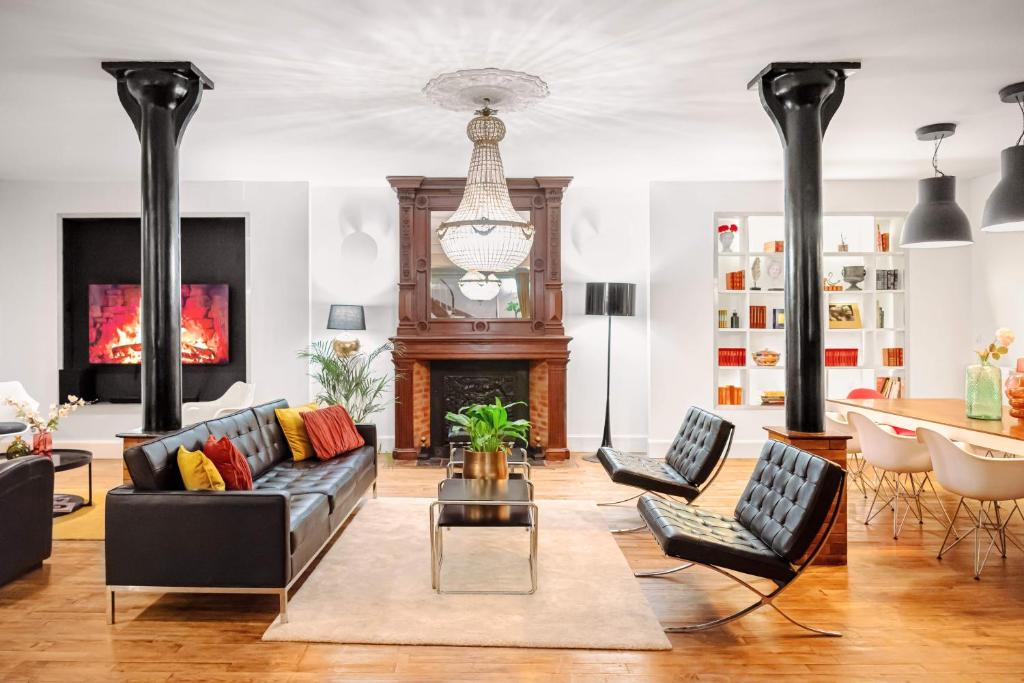 - un salon avec un canapé, des chaises et une cheminée dans l'établissement Loft with Sauna, à Reims