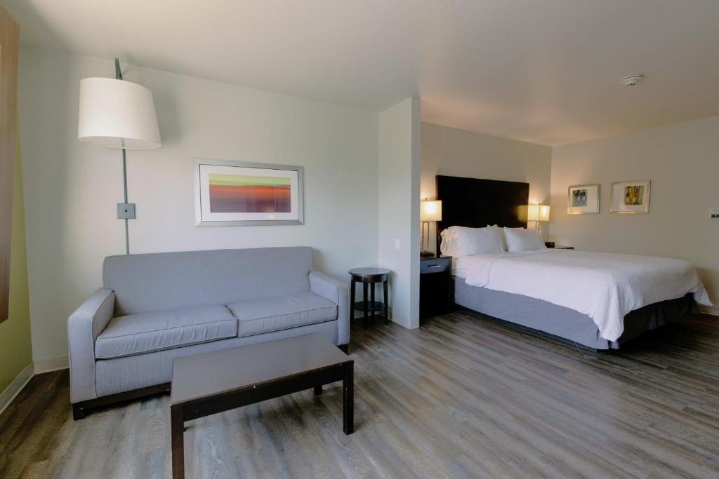 Holiday Inn Express and Suites Tahlequah by IHG - King Suite With Sofa Bed - Hearing Accessible