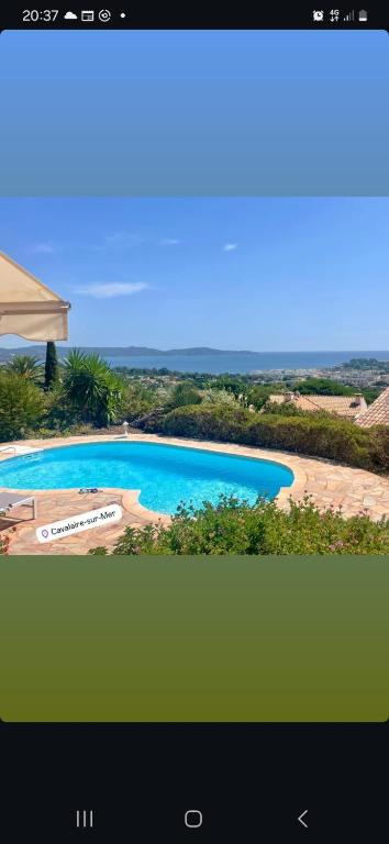 une vue sur la piscine dans l'établissement Casa coco, à Cavalaire-sur-Mer