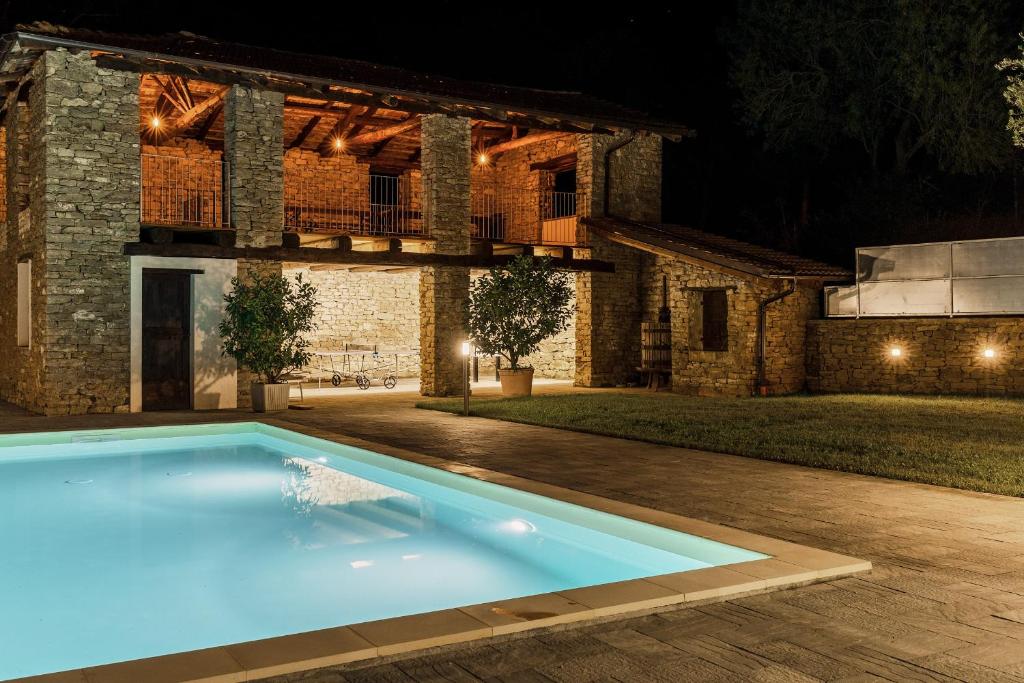 Piscina de la sau aproape de Cascina San Pietro