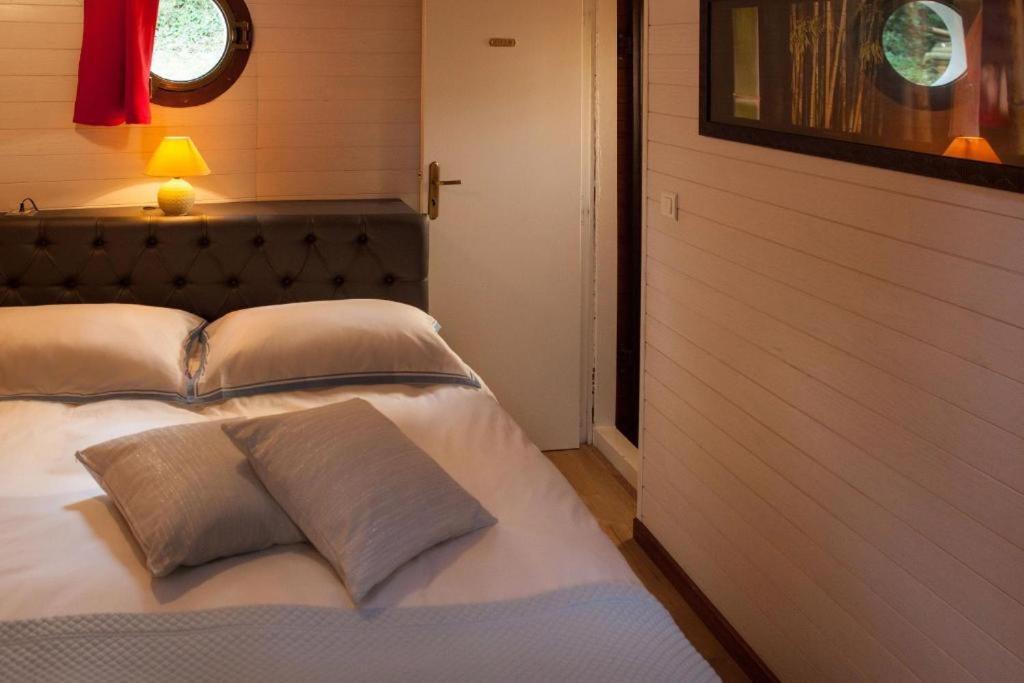 Łóżko lub łóżka w pokoju w obiekcie Péniche Mirage-chambre d'hôtes