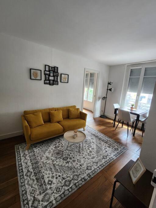 un salon avec un canapé et une table dans l'établissement Cosy T2 proche Basilique Saint Denis, à Saint-Denis