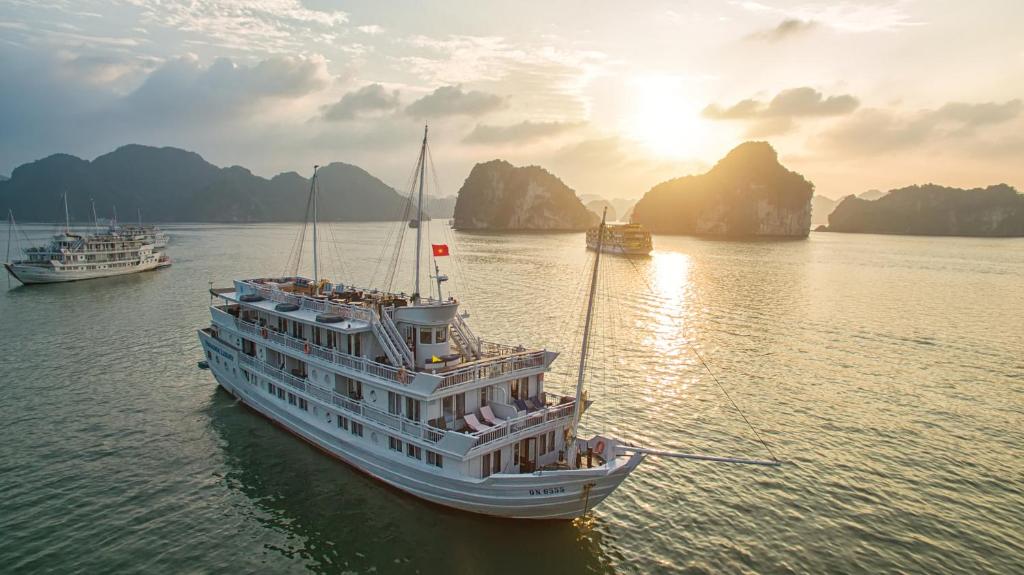 Gallery image of Paradise Sails Cruise in Ha Long