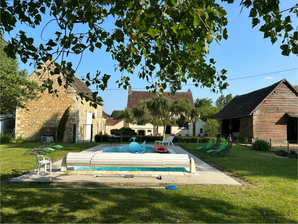 Bazén v ubytování Gîte des Comtes du Perche 2 logements indépendants de 40 et 25 m2 nebo v jeho okolí