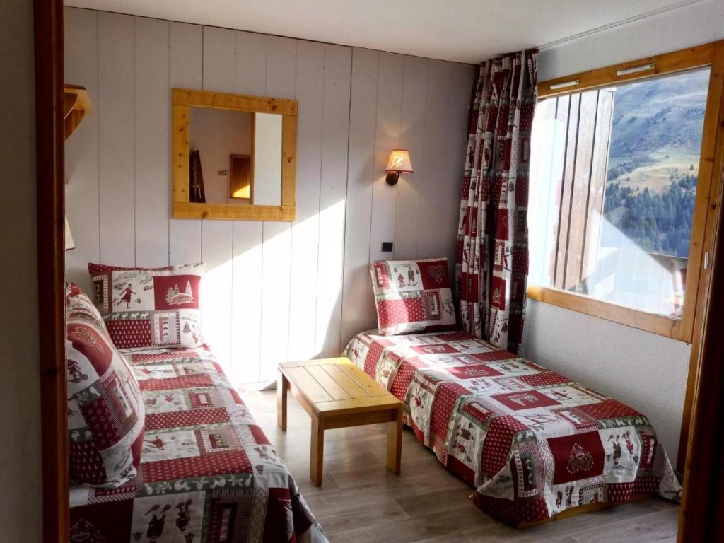 une chambre d'hôtel avec deux lits et une fenêtre dans l'établissement Résidence Dandy - DANDY 42 MAE-6311, à Les Allues