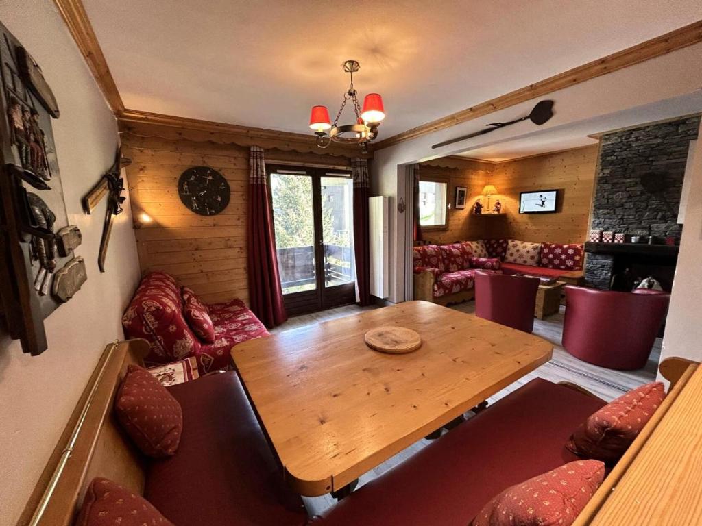 un salon avec une table et des chaises en bois dans l'établissement Résidence Erines - ERINES 17B MAE-6401, à Les Allues