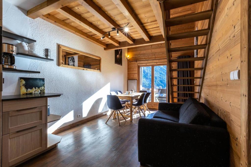 un salon avec un canapé et une table dans l'établissement Résidence Proveres - PROVERES 66 MAE-6301, à Les Allues