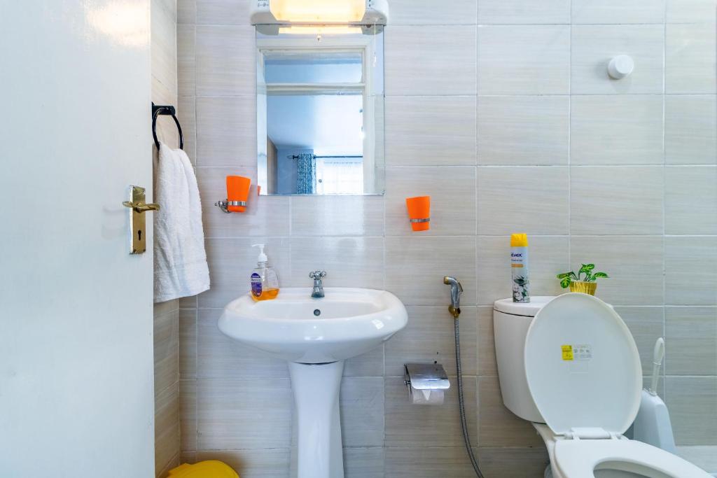 Koupelna v ubytování Cozy Rooms JKIA - 3 Bedroom With 5 Beds, 2Baths