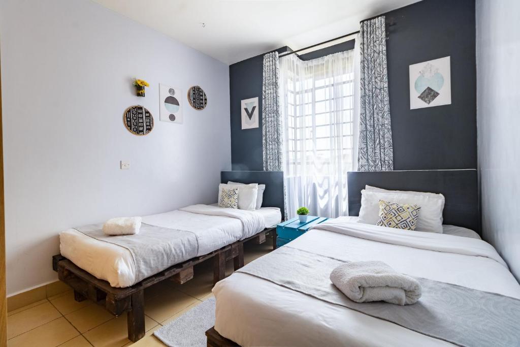 Postel nebo postele na pokoji v ubytování Cozy Rooms JKIA - 3 Bedroom With 5 Beds, 2Baths
