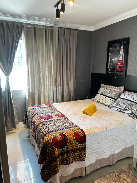 a bedroom with two beds and a window at Apartamento para alugar na temporada a 150m do mar in Itapema