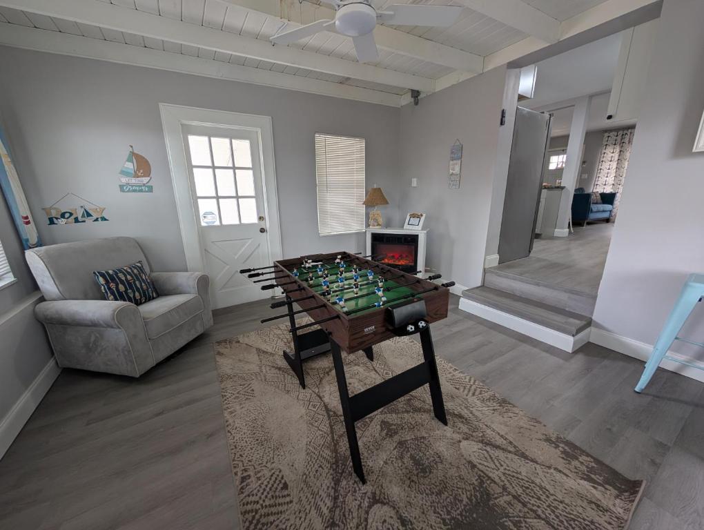 Posezení v ubytování Great Home Close to shops, FIT, Beaches,and Space X