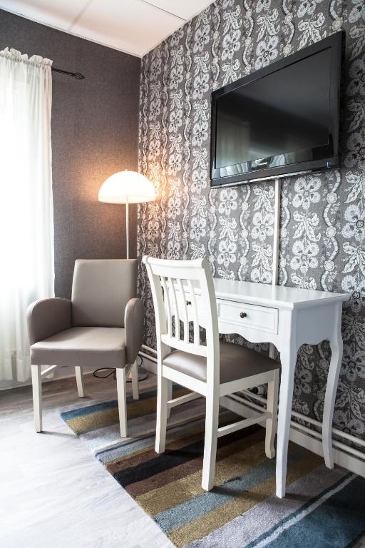 TV a/nebo společenská místnost v ubytování Bjurfors Hotell & Konferens