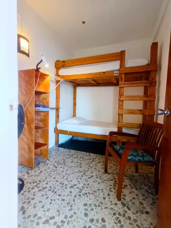 Postel nebo postele na pokoji v ubytování Shrimpy's Waterfront Hostel and Crew Quarters