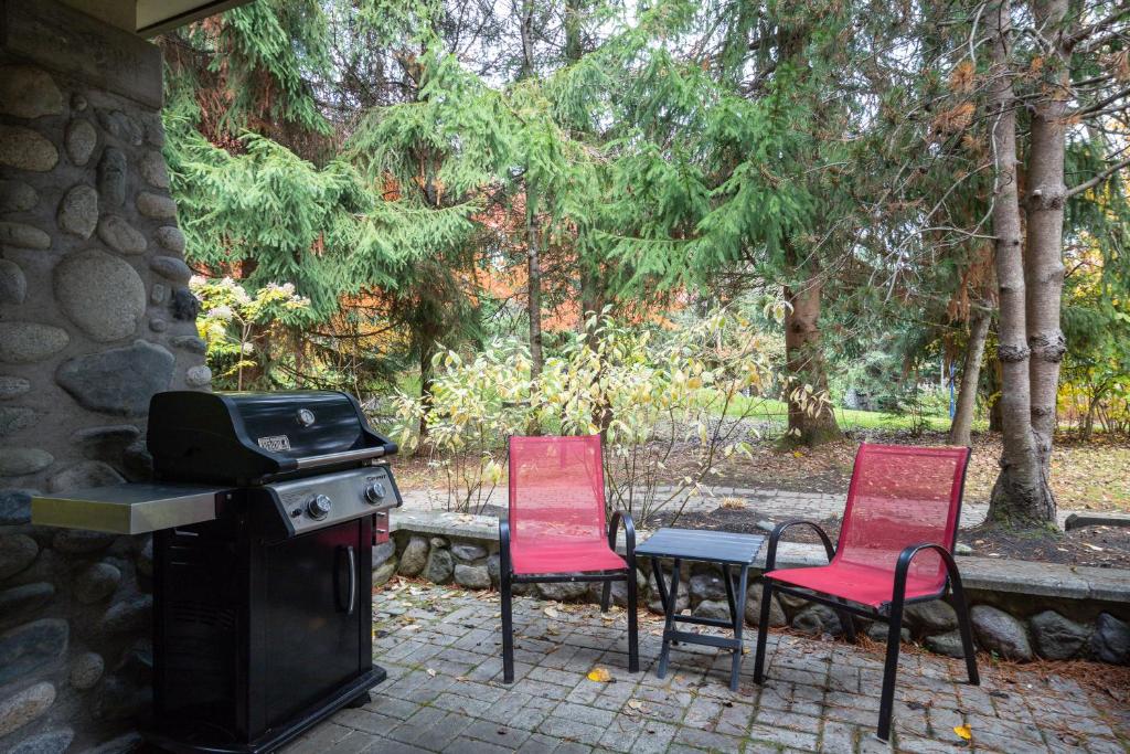 Zahrada ubytování 1BR Village Location With Pool and Hot tub by Harmony Whistler