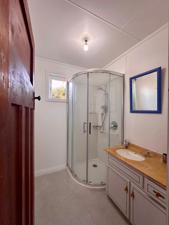 Cozy homestay room with garden view, free parking & fast Wi-Fi - Resim 3