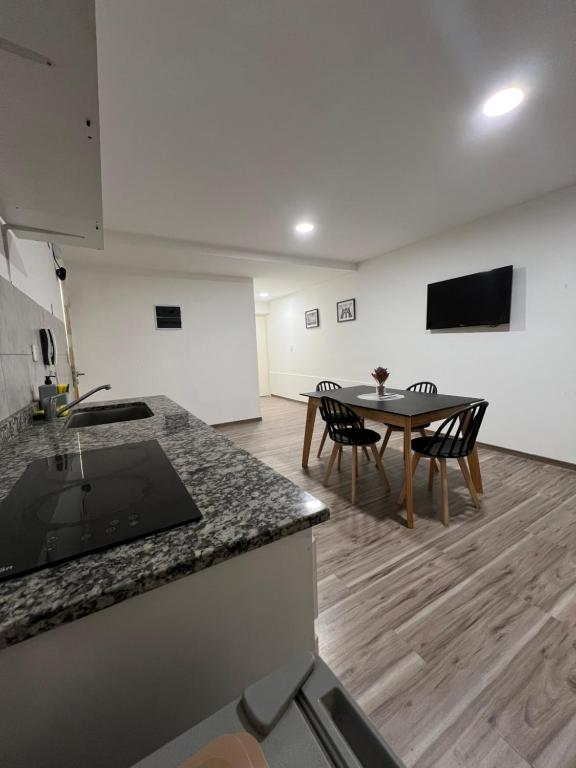 eine Küche und ein Esszimmer mit Tisch und Stühlen in der Unterkunft Edificio Pacha in Santiago del Estero