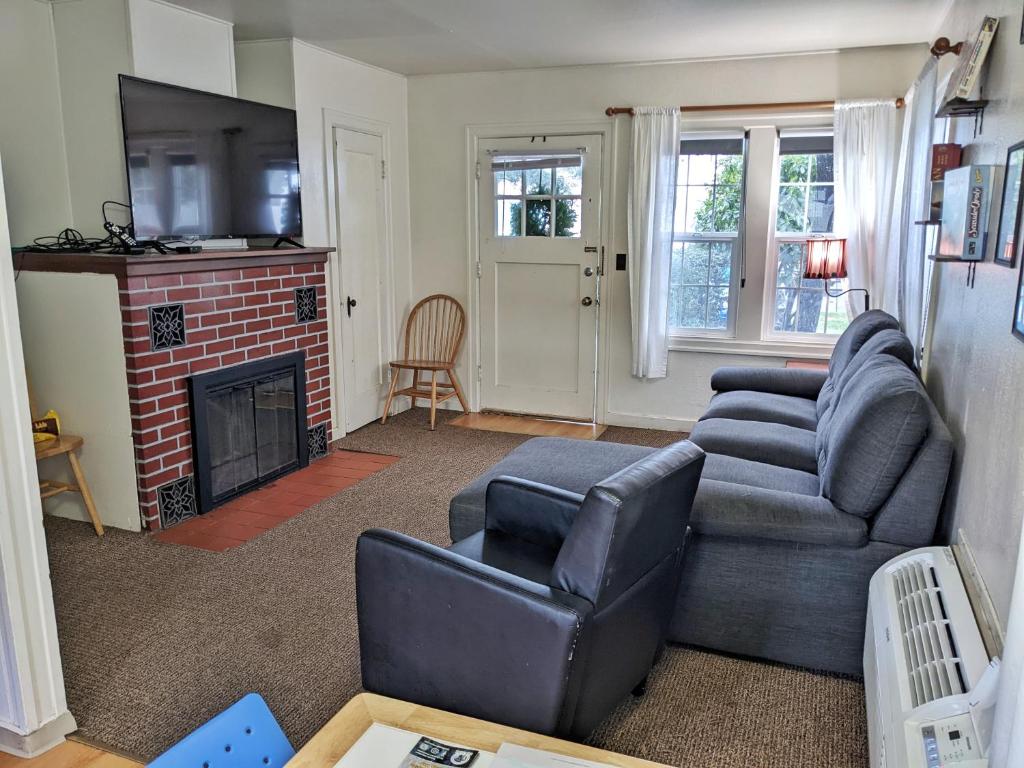 Hillcrest Inn - 