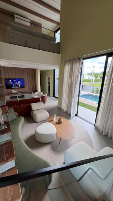 un ampio soggiorno con tavolo e sedie di Natureza, Paz e Conforto a Águas de Santa Barbara