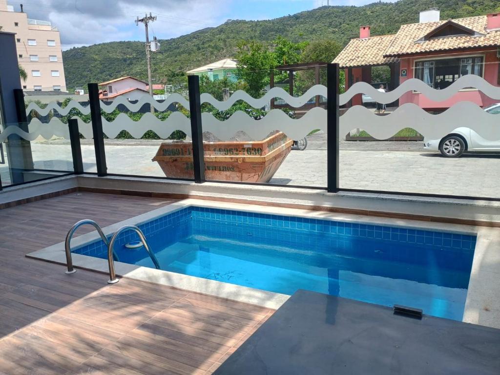 a swimming pool in the middle of a building at Refúgio em Palmas in Governador Celso Ramos