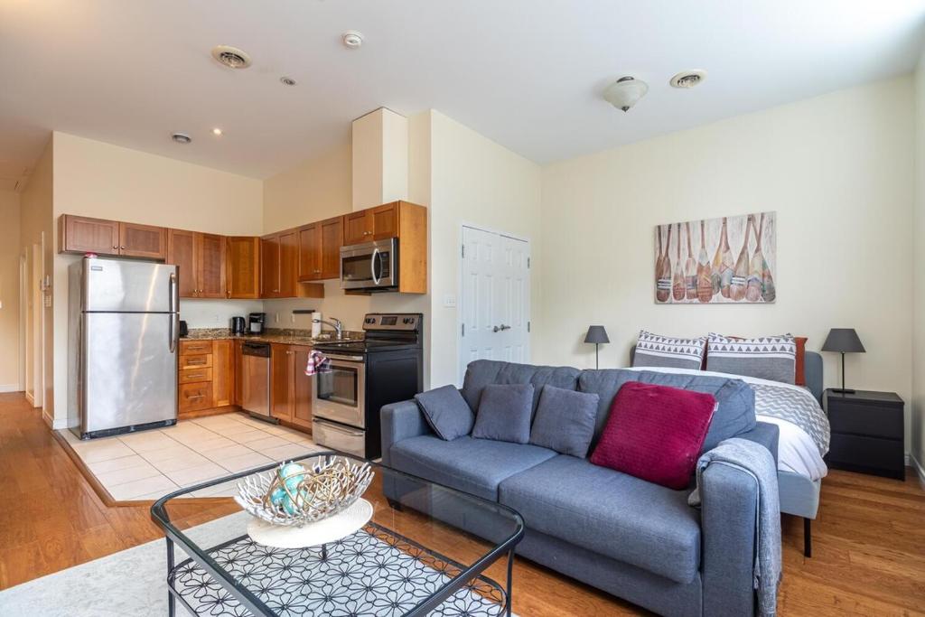 Η κουζίνα ή μικρή κουζίνα στο Bright & Charming Loft with AC, Unit 3