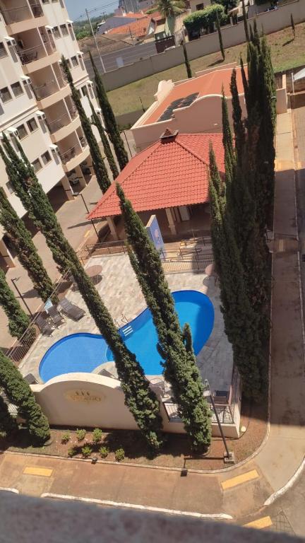 an overhead view of two pools with trees and buildings at Olímpia Super Stay in Olímpia