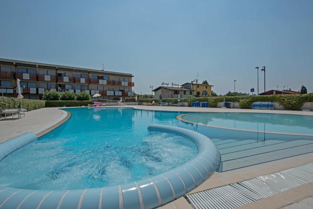 シルミオーネにあるBenacus E4 Apartment by Wonderful Italyの大型スイミングプール(青い水)