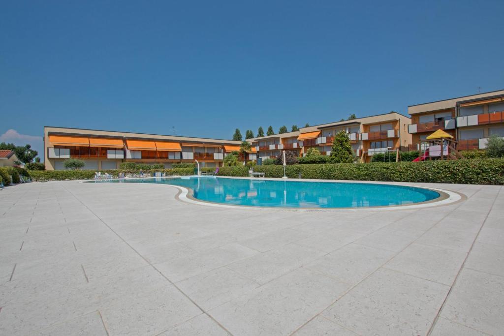 Bazén v ubytovaní Benacus E4 Apartment by Wonderful Italy alebo v jeho blízkosti
