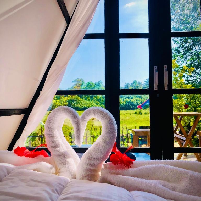 Letto o letti in una camera di The WE2 - Wildwood Elegance Escape