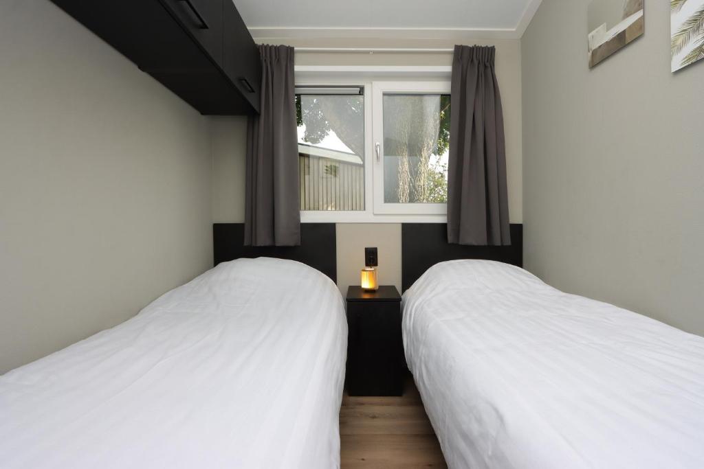 Ένα ή περισσότερα κρεβάτια σε δωμάτιο στο Wellness Chalet Veluwemeer