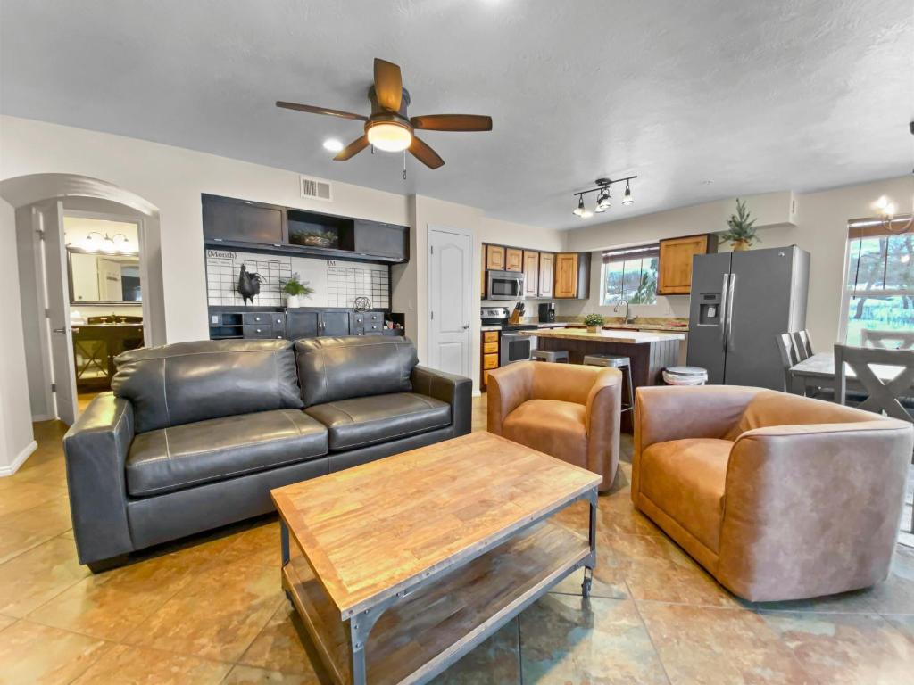 una sala de estar con un sofá y una mesa en 202 Fox Bay Condo by SkyRun Park City, en Heber City