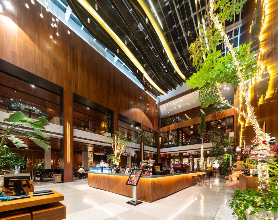临沂市临沂人民广场凯悦嘉轩酒店的植物餐厅大堂