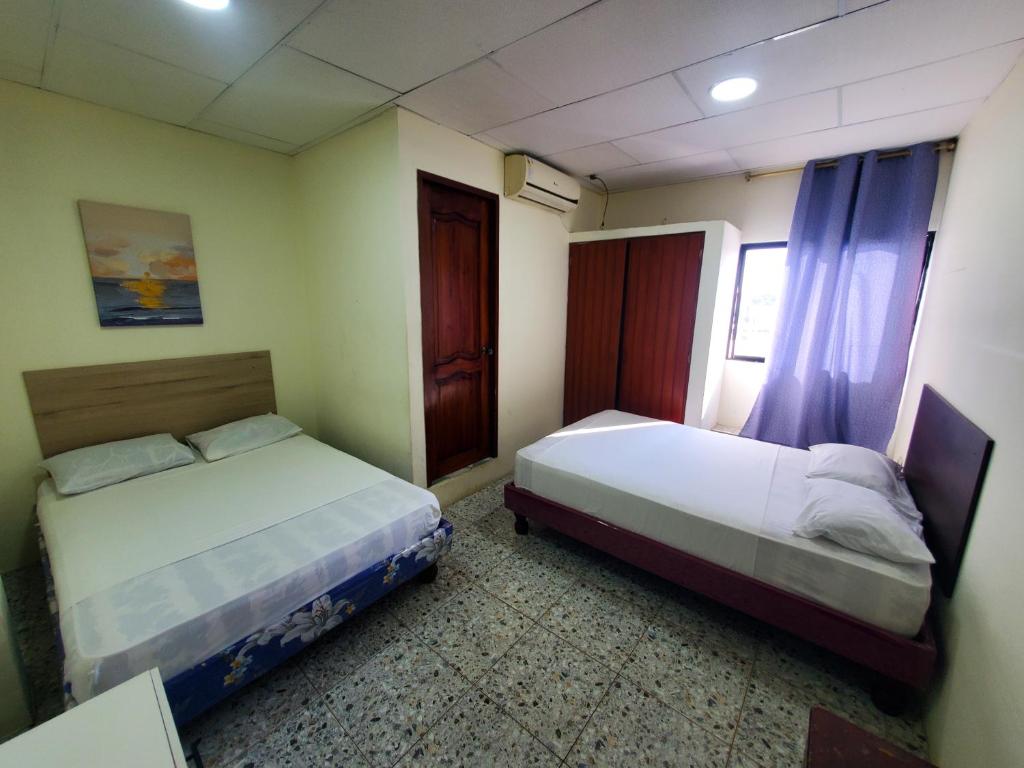 Postel nebo postele na pokoji v ubytování HOSTAL SAN MARINO