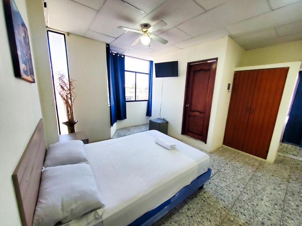 Postel nebo postele na pokoji v ubytování HOSTAL SAN MARINO
