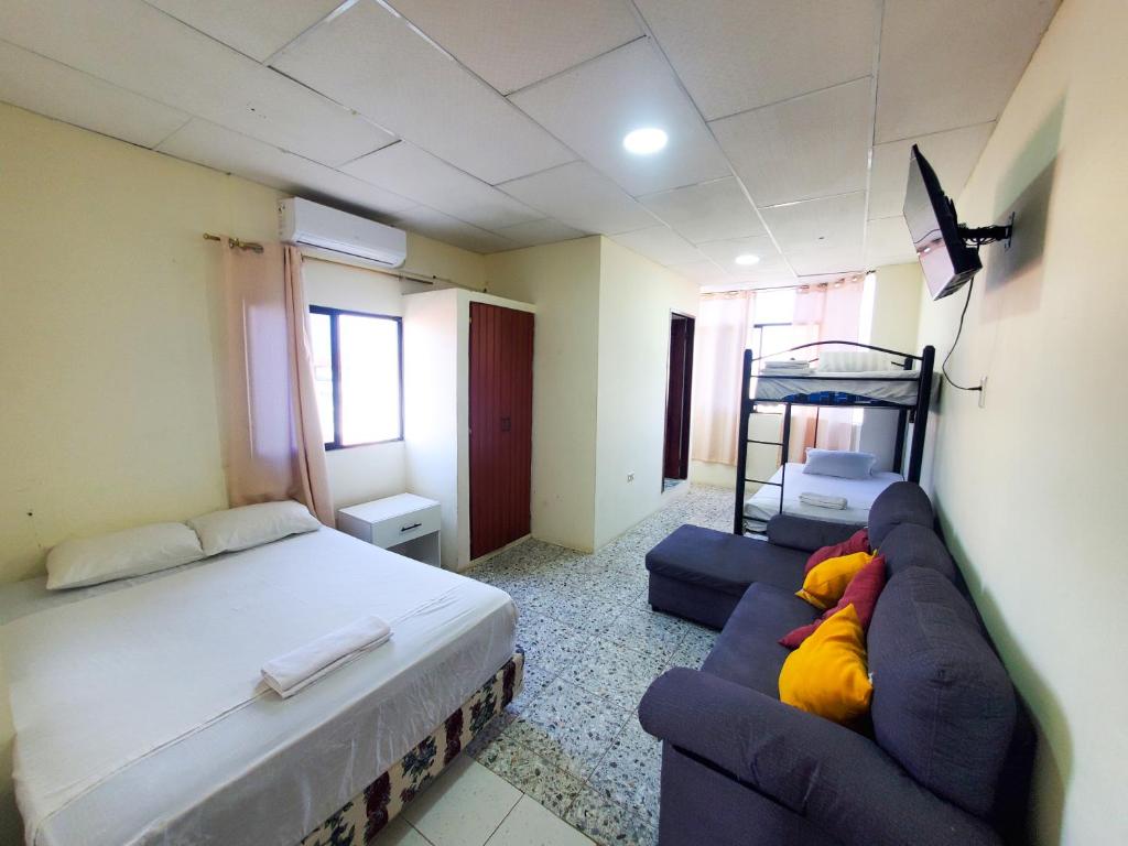 Postel nebo postele na pokoji v ubytování HOSTAL SAN MARINO