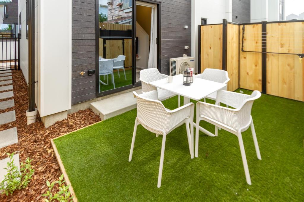 Stylish LUX Homes 4 Bed CBD Walk to Cafes and Latimer - Resim 16